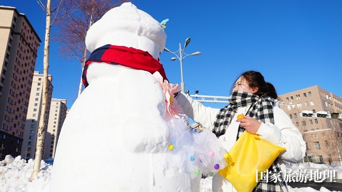 春节临近，遍布大街小巷、公园广场的雪雕，为地处祖国西北边陲的雪都阿勒泰增添了一道道靓丽风景。 (1)