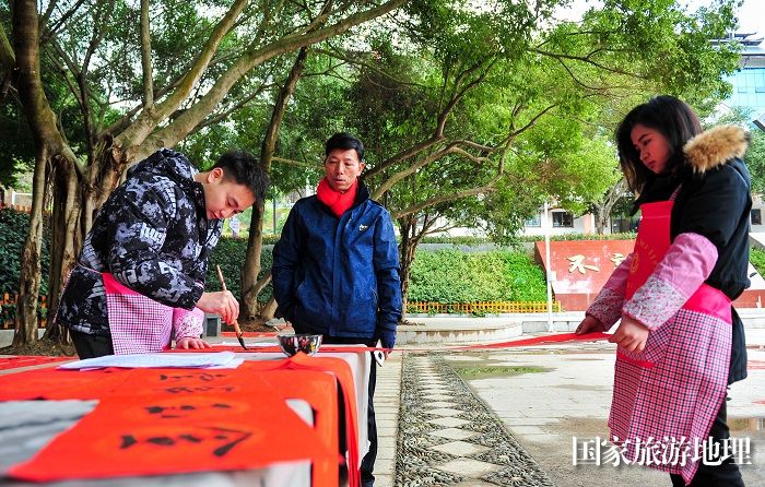 2024年1月22日，在贵州省从江县城区街道，书法爱好者为市民书写春联。 (4)