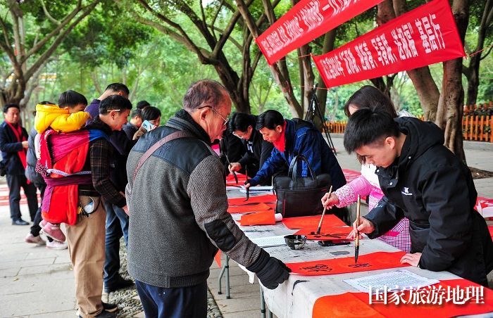 2024年1月22日，在贵州省从江县城区街道，书法爱好者为市民书写春联。 (7)