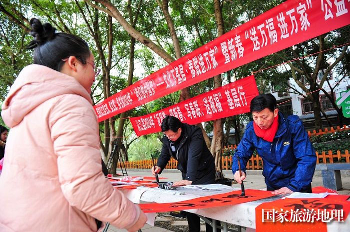 2024年1月22日，在贵州省从江县城区街道，书法爱好者为市民书写春联。 (8)