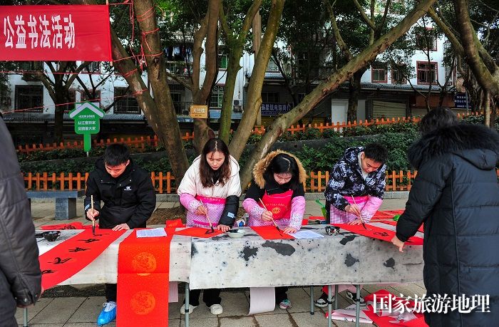 2024年1月22日，在贵州省从江县城区街道，书法爱好者为市民书写春联。 (9)