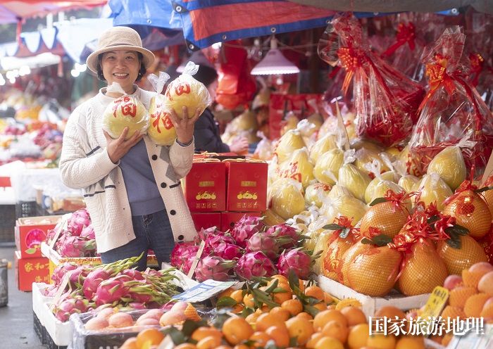 1、2024年1月31日，市民在广西梧州市长洲区两广批发市场新春年货街备年货。（何华文）