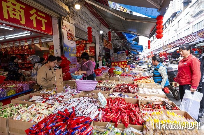 4、2024年1月31日，市民在广西梧州市长洲区两广批发市场新春年货街备年货。（何华文）