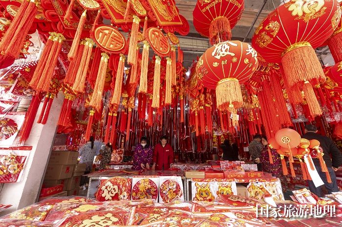 9、2024年1月31日，市民在广西梧州市长洲区两广批发市场新春年货街选购新春饰品。（何华文）