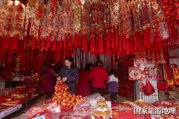 13、2024年1月31日，市民在广西梧州市长洲区两广批发市场新春年货街选购新春饰品。（何华文）