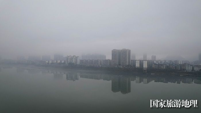 图8：2月1日，地处珠江上游的融江广西柳州市融安县段出现大雾天气。（无人机照片，谭凯兴 摄）