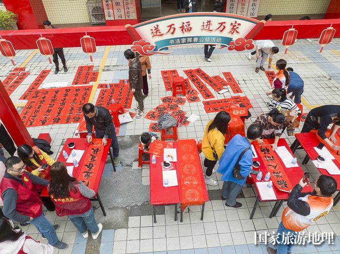 1、2024年2月3日，在广西梧州市职工之家，书法家们正在为职工群众免费写春联、送祝福。（何华文）