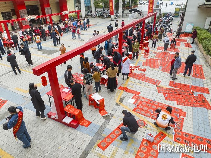 10、2024年2月3日，在广西梧州市职工之家，书法家们正在为职工群众免费写春联、送祝福。（何华文）