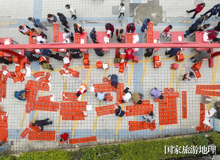 16、2024年2月3日，在广西梧州市职工之家，书法家们正在为职工群众免费写春联、送祝福。（何华文）