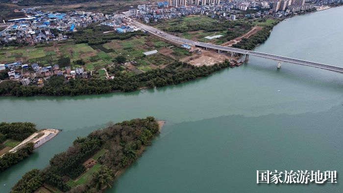 图9：2月4日，珠江上游融江广西柳州市融安县城段出现的“泾渭分明”景观。（无人机照片，谭凯兴 摄）