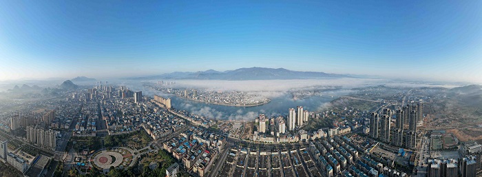 图1：2月11日，在珠江上游融江广西柳州市融安县城段拍摄的早春美景。（无人机全景照片，谭凯兴 摄）