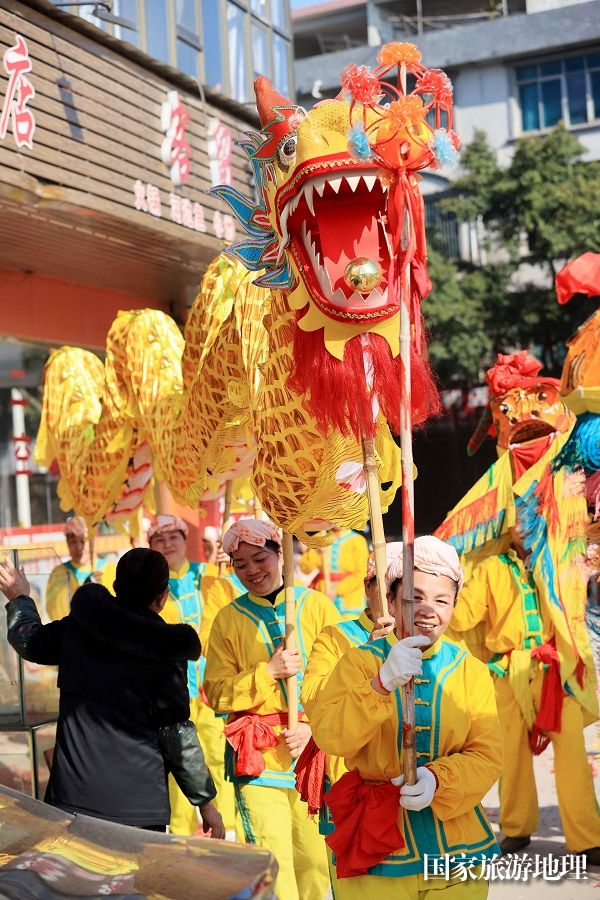 图5：2月10日，在广西柳州市融安县长安镇红卫村，村民在展示舞龙舞狮，庆祝新年。（谭凯兴 摄）