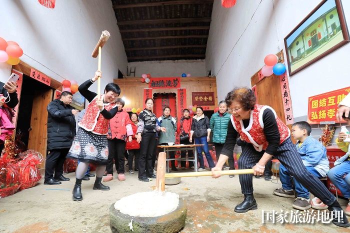 图1：2月13日，广西柳州市融安县雅瑶乡大琴村坡伟屯，村民在打糍粑，庆祝新春佳节。（谭凯兴 摄）