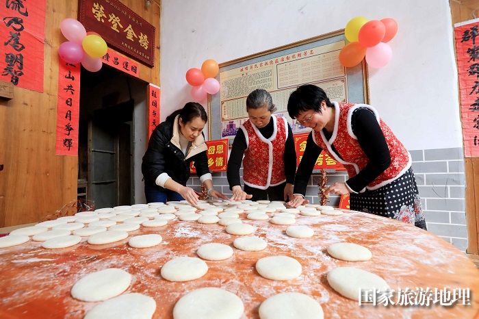 图8：2月13日，广西柳州市融安县雅瑶乡大琴村坡伟屯，村民在制作糍粑。（谭凯兴 摄）