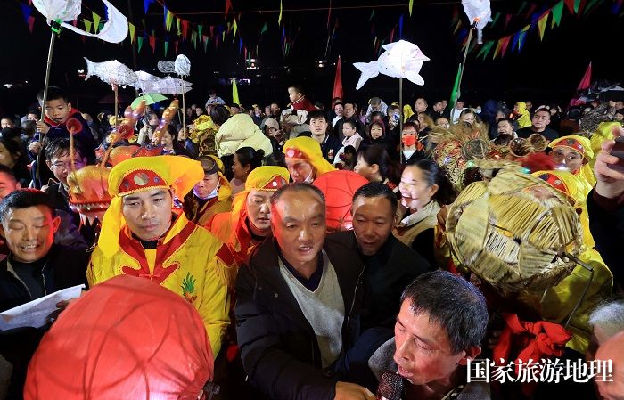 图8：2月13日晚，在广西柳州市融安县雅瑶乡坡伟屯，人们在“村晚”上唱龙歌。（谭凯兴 摄）