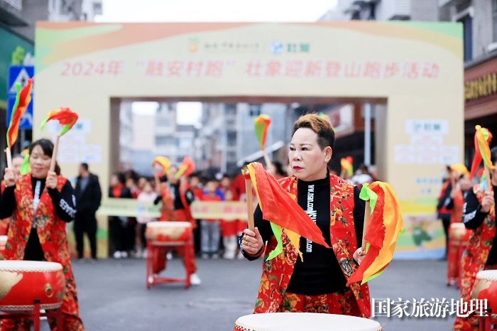 图4：2月17日，在广西柳州市融安县长安镇，工作人员在开赛前表演文艺节目。（谭凯兴  摄）