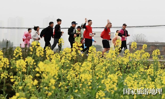 图6：2月17日，在广西柳州市融安县长安镇，参赛选手在长跑比赛中。（谭凯兴  摄）