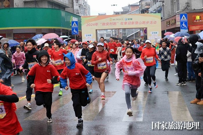 图9：2月17日，在广西柳州市融安县长安镇，参赛选手在长跑比赛中。（谭凯兴  摄）