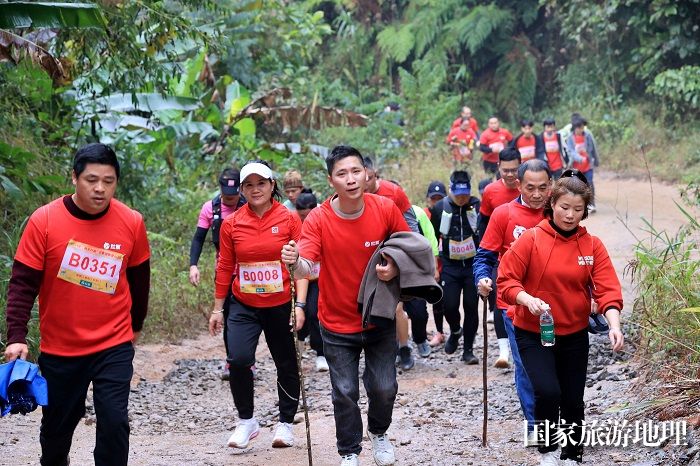 图11：2月17日，在广西柳州市融安县长安镇，参赛选手在长跑比赛中。（谭凯兴  摄）