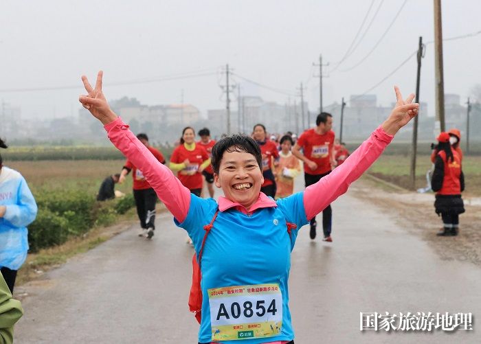 图15：2月17日，在广西柳州市融安县长安镇，参赛选手在长跑比赛中。（谭凯兴  摄）