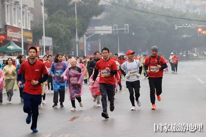 图17：2月17日，在广西柳州市融安县长安镇，参赛选手在长跑比赛中。（谭凯兴  摄）
