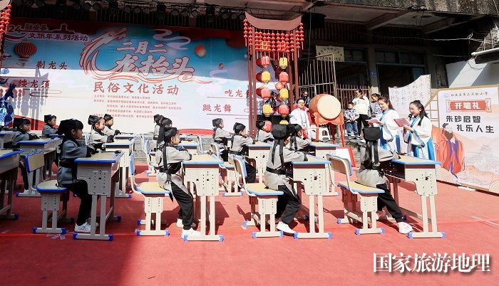 图15：3月11日，在广西柳州市融安县长安镇骑楼街拍摄的传统“开笔礼”仪式现场。（谭凯兴 摄）