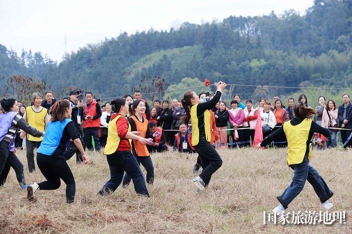 图2：3月13日，在广西柳州市融安县大将镇二月初四传统会期上，参赛队员在抢花炮。（谭凯兴 摄）
