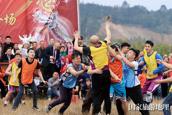 图4：3月13日，在广西柳州市融安县大将镇二月初四传统会期上，参赛队员在抢花炮。（谭凯兴 摄）