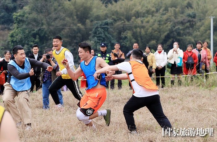 图5：3月13日，在广西柳州市融安县大将镇二月初四传统会期上，参赛队员在抢花炮。（谭凯兴 摄）