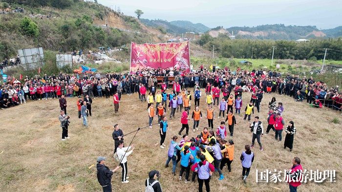 图11：3月13日，参赛队员在广西柳州市融安县大将镇二月初四传统会期上抢花炮。（无人机照片，谭凯兴 摄）