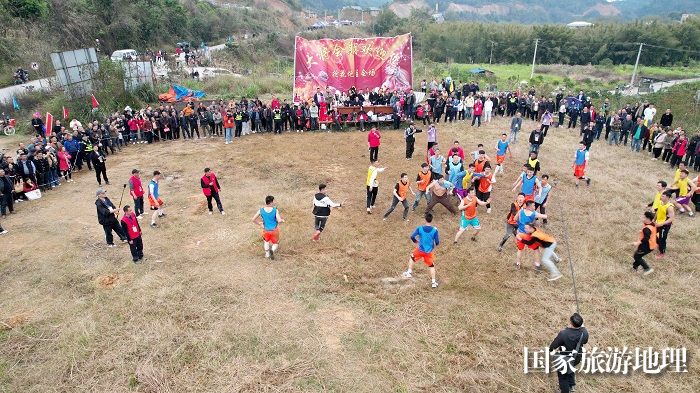 图13：3月13日，参赛队员在广西柳州市融安县大将镇二月初四传统会期上抢花炮。（无人机照片，谭凯兴 摄）