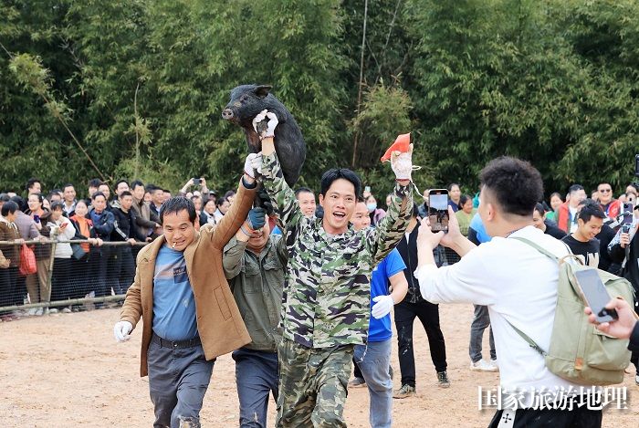 图9：3月13日，在广西柳州市融安县大将镇二月初四传统会期上，人们在参加“抢金猪”民俗活动。（谭凯兴 摄）
