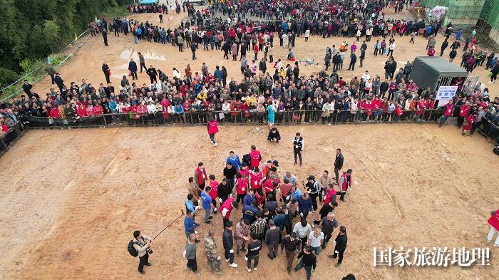 图12：3月13日，在广西柳州市融安县大将镇二月初四传统会期上，人们在参加“抢金猪”民俗活动。（无人机照片，谭凯兴 摄）