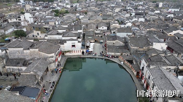2024年3月14日，无人机航拍的安徽省黄山市黟县宏村月沼景色。廖祖平 摄