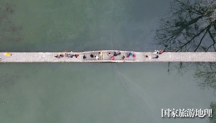 2024年3月14日，游客安徽省黄山市黟县宏村南湖画桥游玩（无人机航拍）。 廖祖平摄