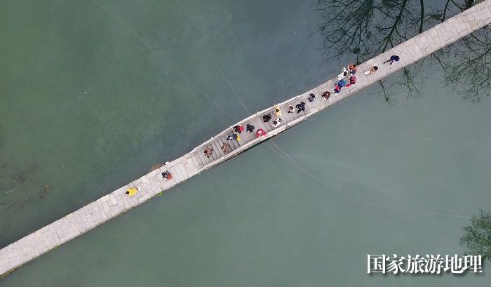 2024年3月14日，游客安徽省黄山市黟县宏村南湖画桥游玩（无人机航拍）。廖祖平 摄