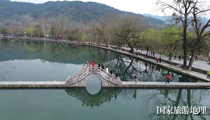 2024年3月14日，游客安徽省黄山市黟县宏村南湖画桥游玩（无人机航拍）。廖祖平摄