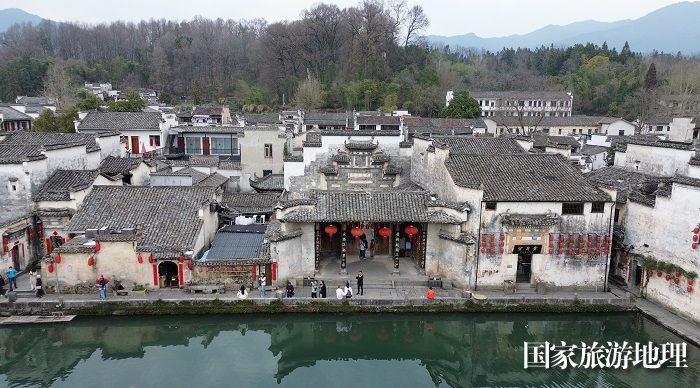 2024年3月14日，游客安徽省黄山市黟县宏村月沼处的古建筑间游玩（无人机航拍）。廖祖平摄