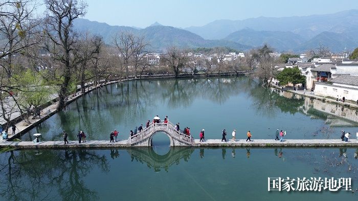 2024年3月15日，游客安徽省黄山市黟县宏村南湖画桥游玩（无人机航拍）。廖祖平摄
