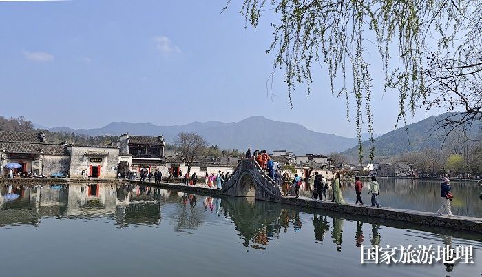2024年3月15日，游客安徽省黄山市黟县宏村南湖画桥游玩。（廖祖平摄）
