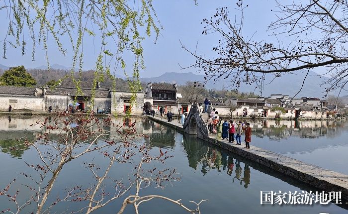 2024年3月15日，游客安徽省黄山市黟县宏村南湖画桥游玩。廖祖平摄
