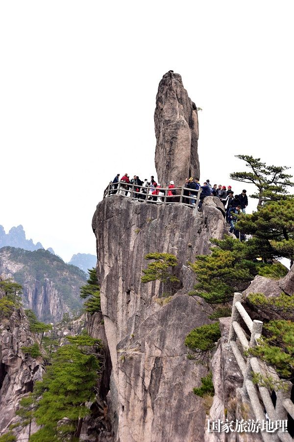 3月13日，游人安徽黄山飞来石游览观光。