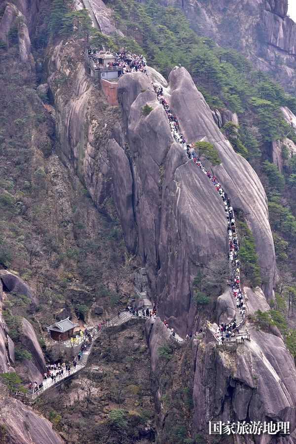 3月13日，游人安徽黄山排队攀登百米云梯。