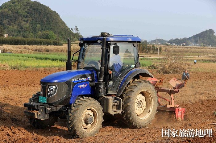 图1：3月19日，在广西柳州市融安县潭头乡新林村，农民驾驶拖拉机耙田，准备种植农作物。（谭凯兴 摄）