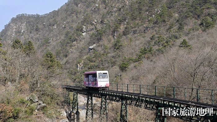 2024年3月19日，游人在江西庐山风景区乘坐小火车游览观光。廖祖平摄