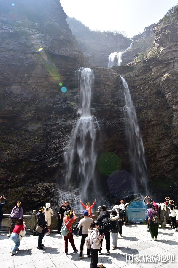 2024年3月19日，游人在江西庐山三叠泉观赏庐山瀑布。廖祖平摄