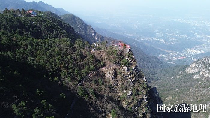 2024年3月20日，游人在江西庐山锦绣谷观赏险峰景色（无人机航拍）。廖祖平摄