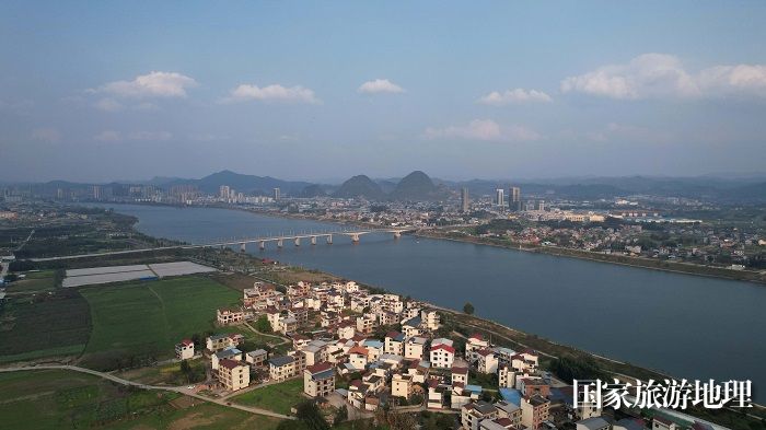 图1：3月24日，拍摄的珠江上游的融江广西柳州市融安县城段春日美景。（无人机照片，谭凯兴 摄）