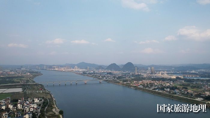 图2：3月24日，拍摄的珠江上游的融江广西柳州市融安县城段春日美景。（无人机照片，谭凯兴 摄）