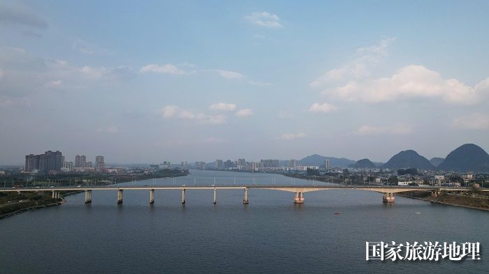 图3：3月24日，拍摄的珠江上游的融江广西柳州市融安县城段春日美景。（无人机照片，谭凯兴 摄）